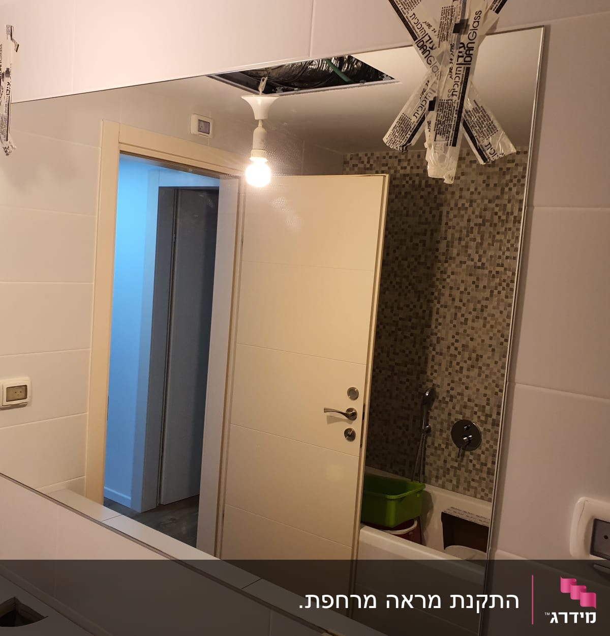 מראה גדולה עם סרטי הגנה על הזכוכית